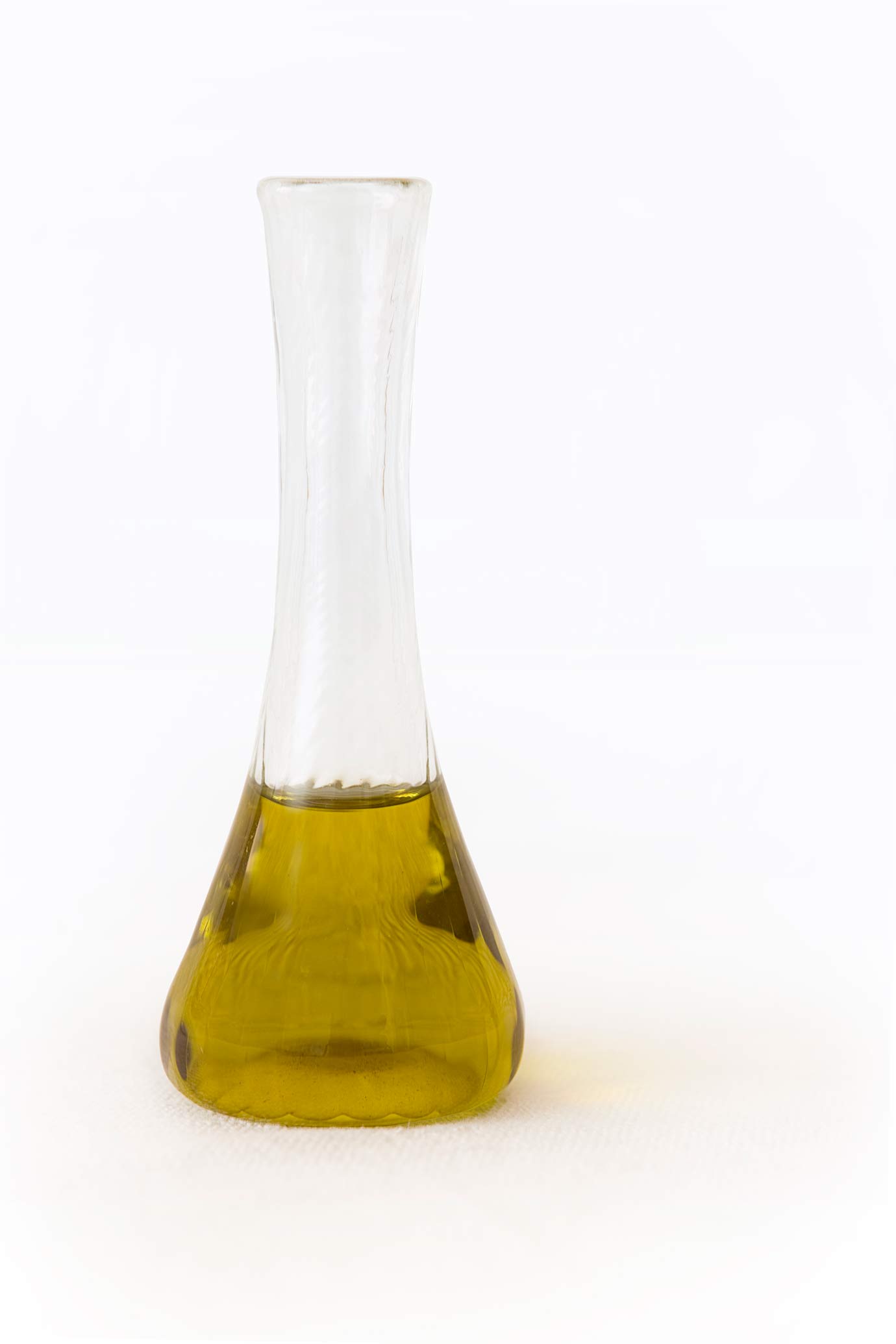 les bienfaits de l'huile de chanvre biologique pure, une base idéale pour les cosmétiques.